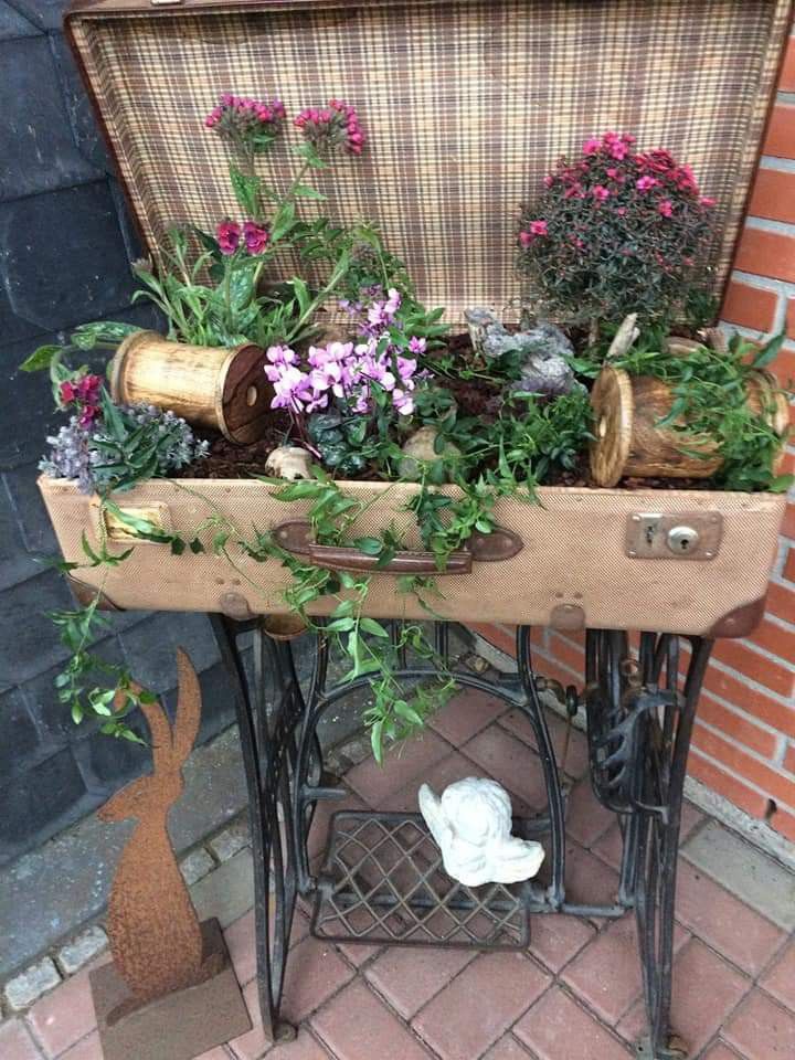 Kouzlo upcyklovaných kufříků s květinami ve vintage stylu