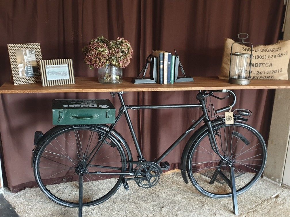 Stolek z vintage kola: originální designový prvek s jedinečným příběhem