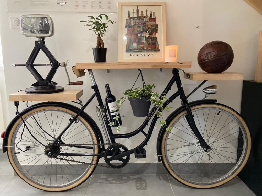 Stolek z vintage kola: originální designový prvek s jedinečným příběhem