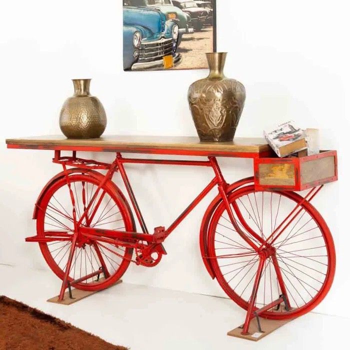 Stolek z vintage kola: originální designový prvek s jedinečným příběhem