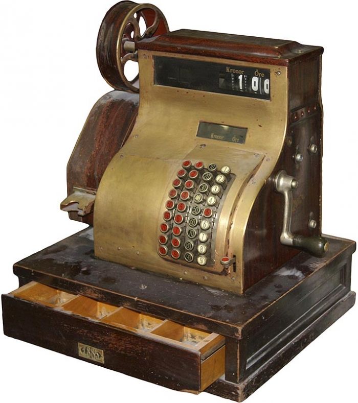 Různé typy historických registračních pokladen, které představují významné etapy vývoje pokladní techniky
