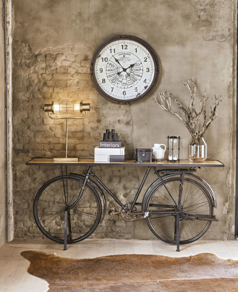 Stolek z vintage kola: originální designový prvek s jedinečným příběhem