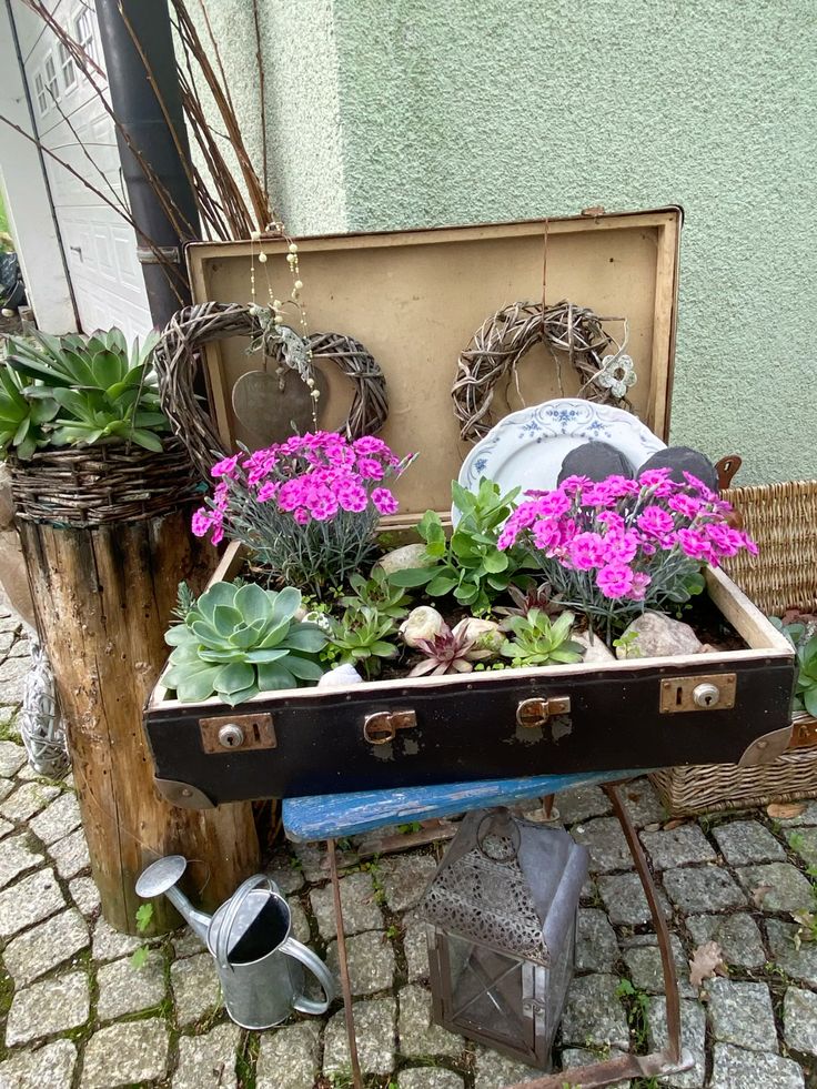Kouzlo upcyklovaných kufříků s květinami ve vintage stylu