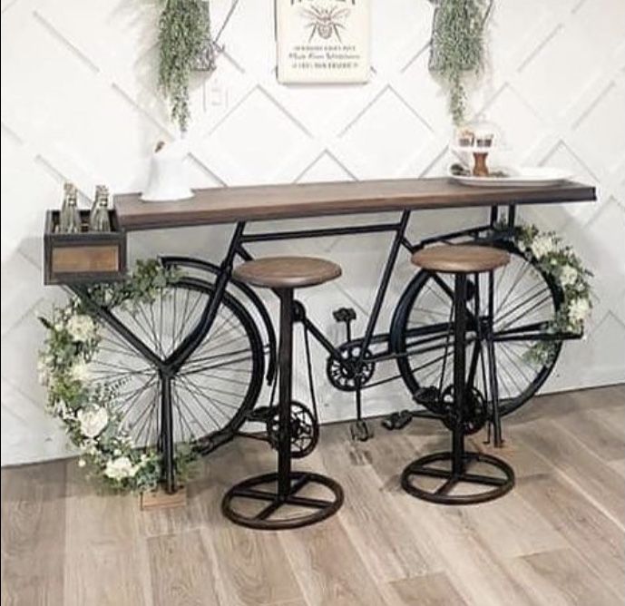 Stolek z vintage kola: originální designový prvek s jedinečným příběhem