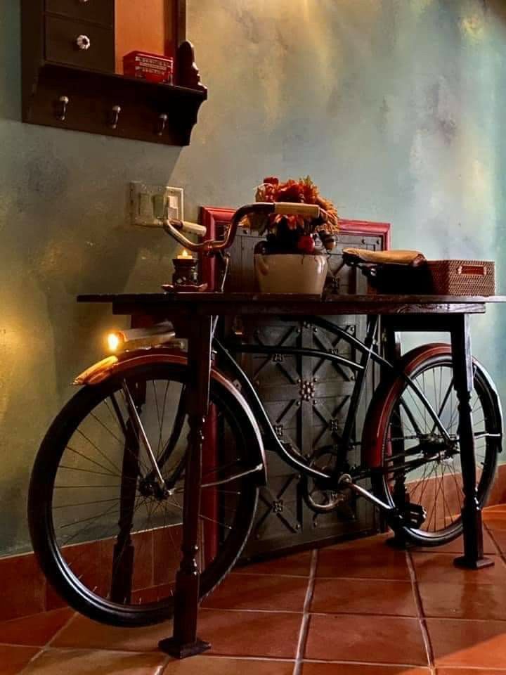 Stolek z vintage kola: originální designový prvek s jedinečným příběhem