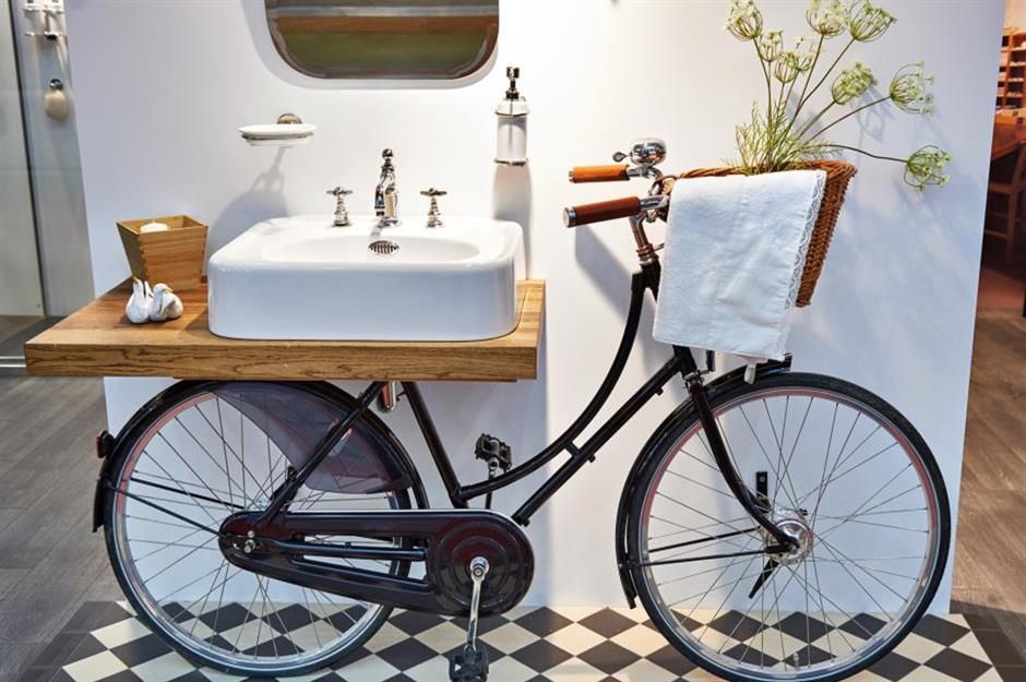Stolek z vintage kola: originální designový prvek s jedinečným příběhem