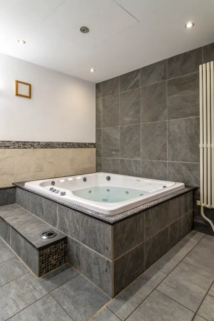 Stylové obklady kolem vířivky a vany: inspirace pro luxusní koupelnu