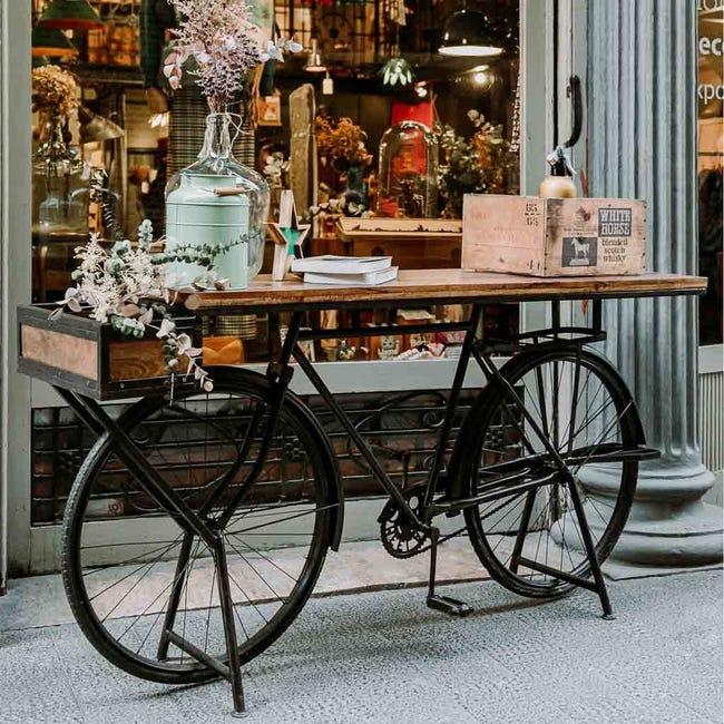 Stolek z vintage kola: originální designový prvek s jedinečným příběhem