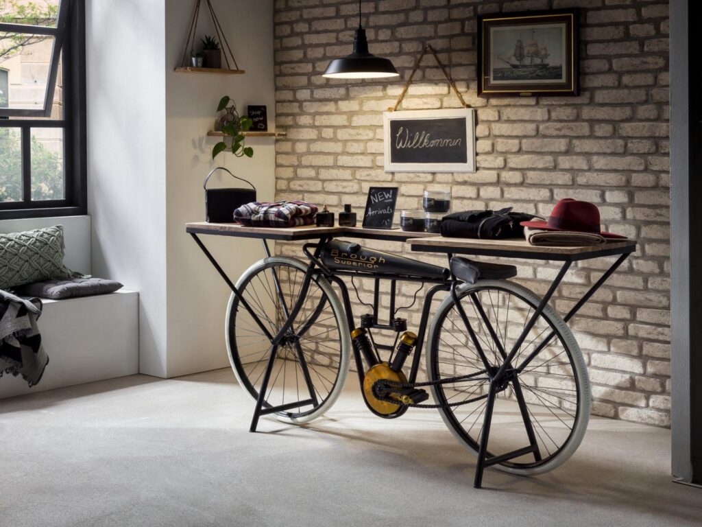 Stolek z vintage kola: originální designový prvek s jedinečným příběhem