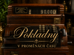 Různé typy historických registračních pokladen, které představují významné etapy vývoje pokladní techniky