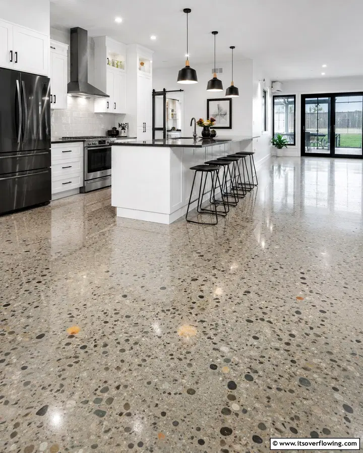 Když beton zdobí interiér: inspirace na originální podlahy