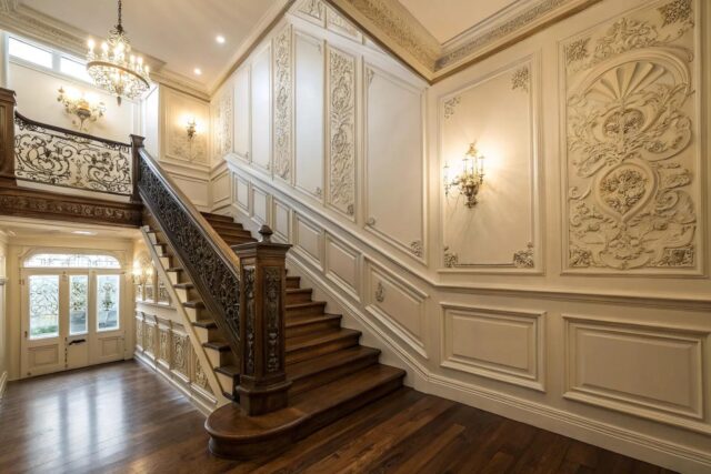 Proměňte prostor kolem schodiště: inspirace na elegantní dekorativní panely