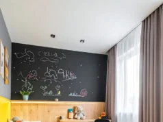 Inspirace pro dětský pokoj: výrazná stěna plná barev a fantazie