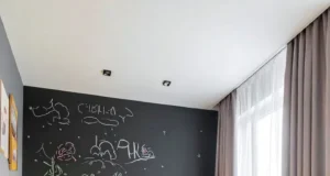 Inspirace pro dětský pokoj: výrazná stěna plná barev a fantazie