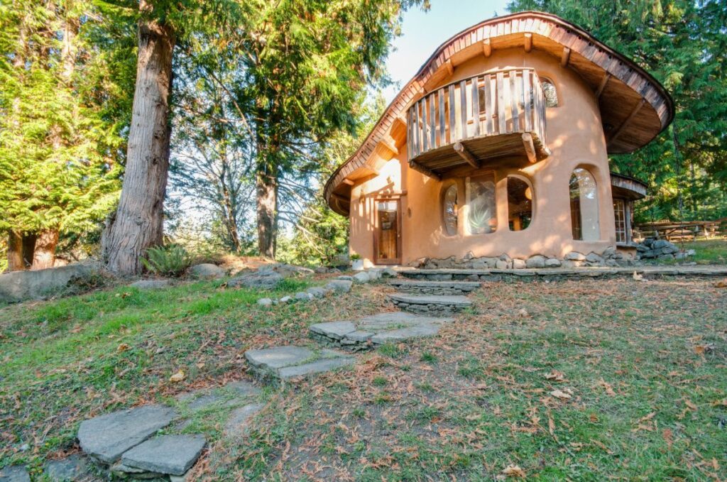 Cob Cottage – Malý dům s duší pohádky